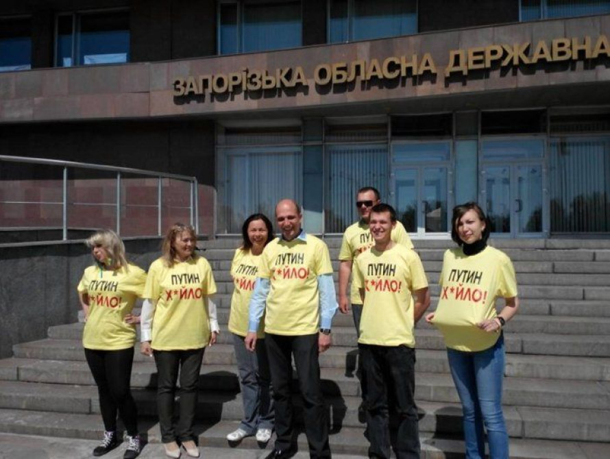 В Запорожье активисты Майдана провели антипутинский флешмоб