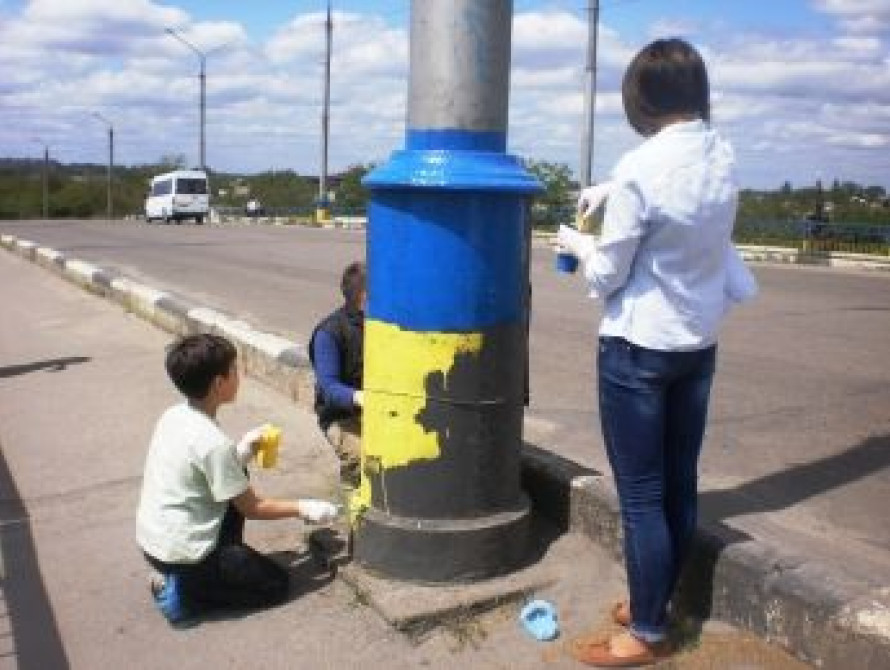 В Мелитополе активисты раскрасили мост в сине-желтые цвета 