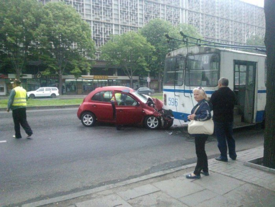 В Запорожье легковушка протаранила троллейбус 