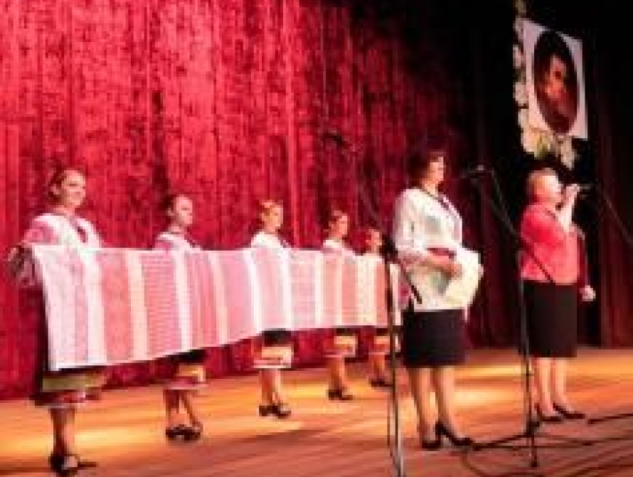 В Бердянске вышили 9-метровый рушник памяти Кобзарю