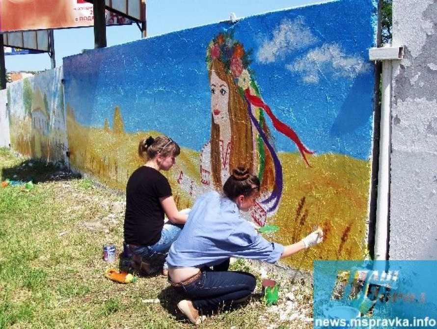 Центр Мелитополя украсили патриотическими рисунками