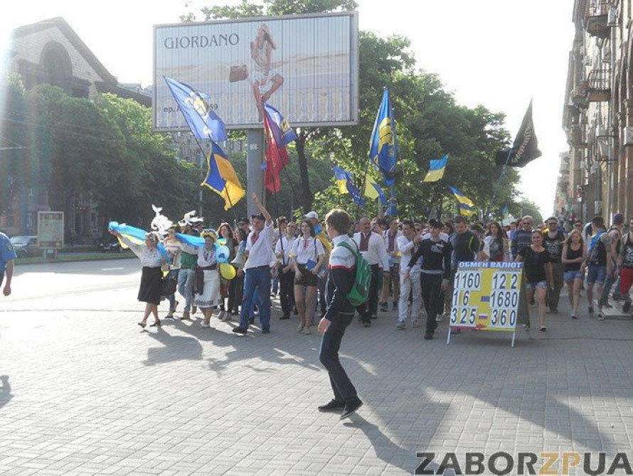 В Запорожье на Параде вышиванок собралось 400 человек