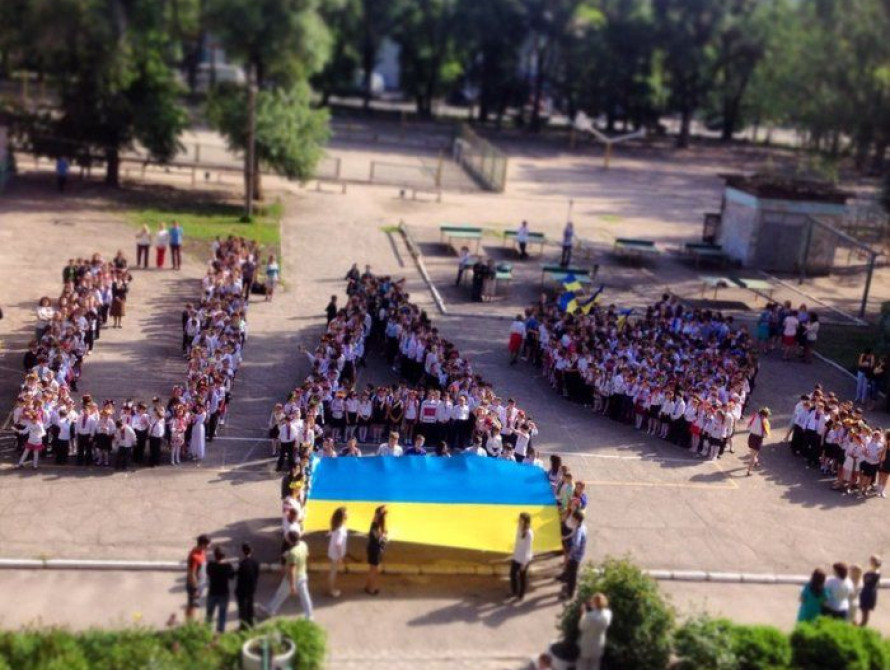 В Запорожье школьники провели патриотический флешмоб 