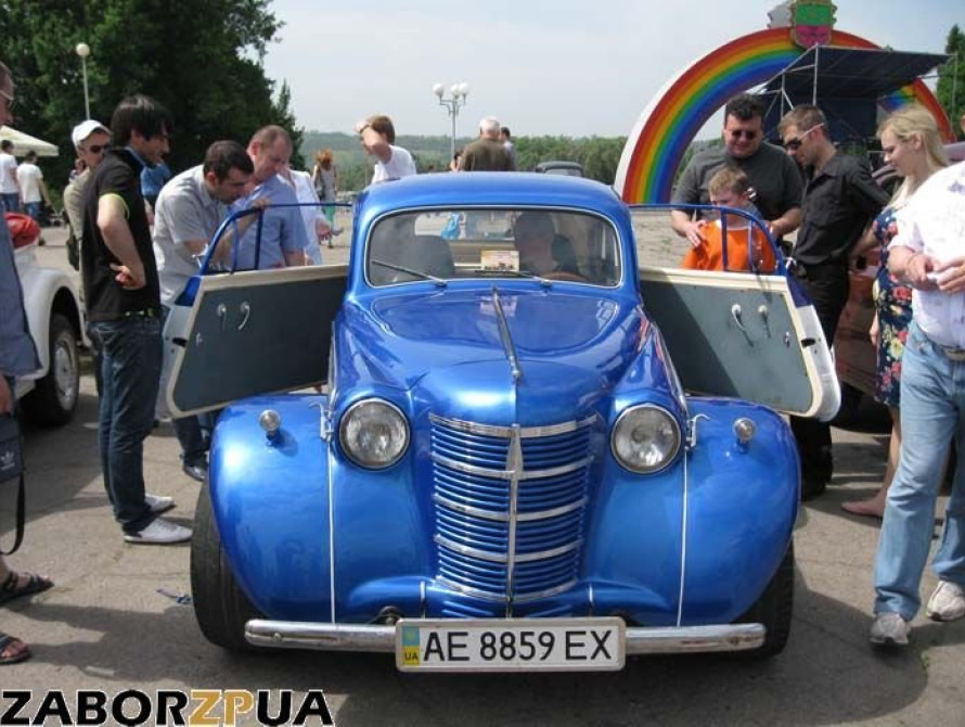 В Запорожье впервые проходит Всеукраинский фестиваль ретро-автомобилей