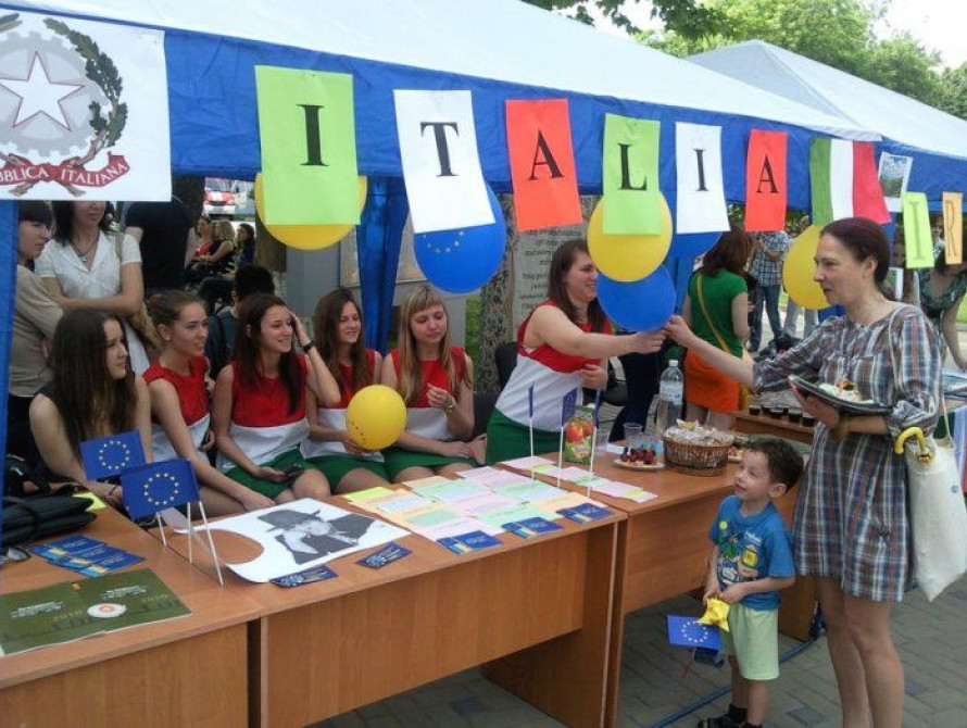 В Запорожье студенты отметили День Европы