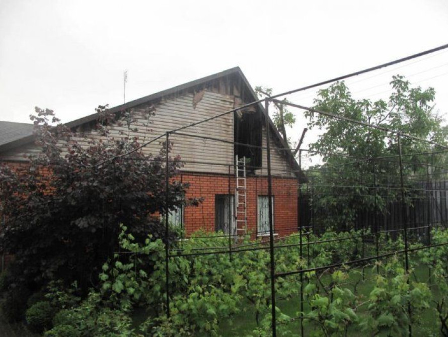 В Запорожье от удара молнии загорелся дом