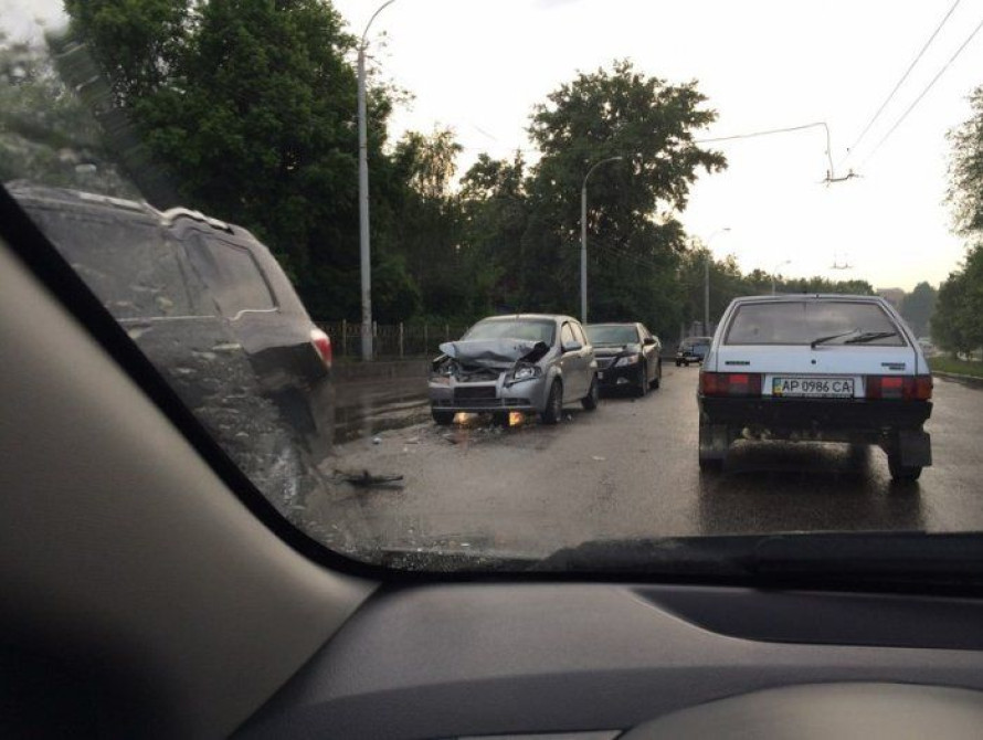 В Запорожье возле автовокзала столкнулись две иномарки