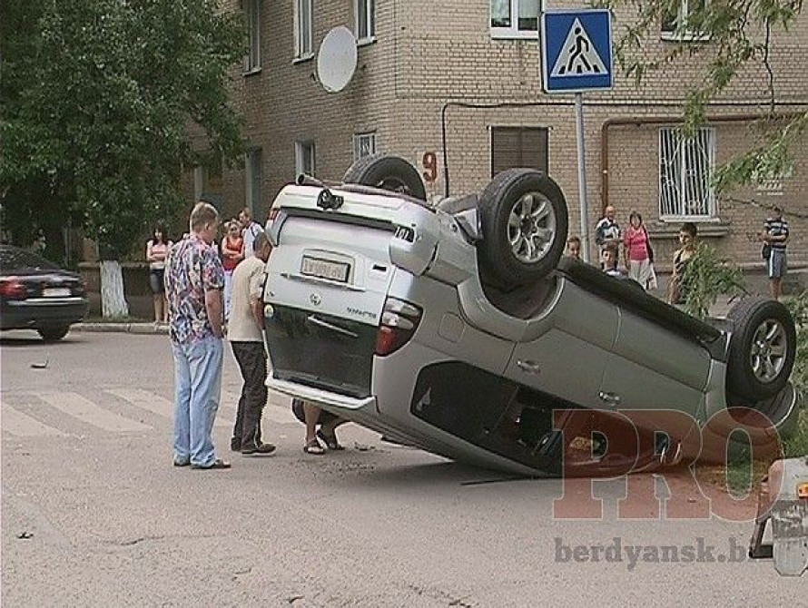 В Бердянске в ДТП перевернулся внедорожник 