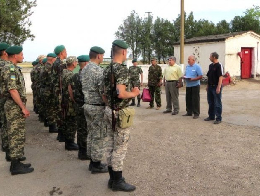 Запорожские казаки передали гуманитарную помощь пограничникам в Чонгаре 