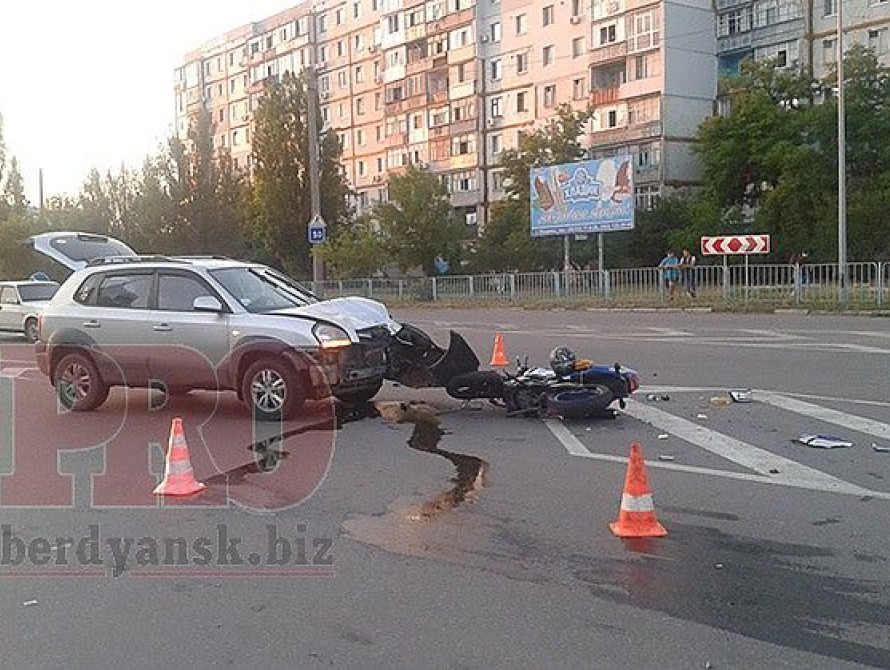 В Бердянске легковушка сбила мотоцикл 