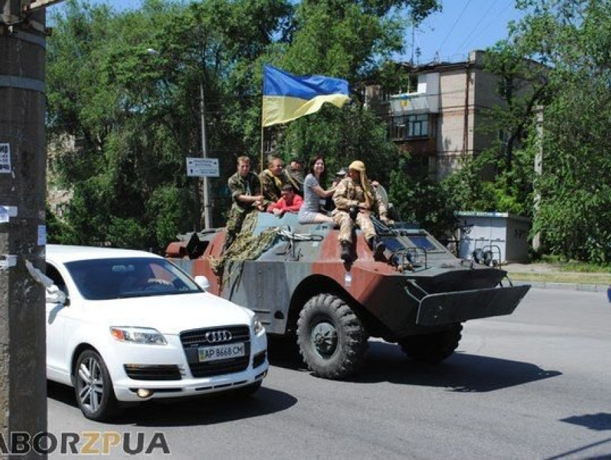 В Запорожье показали новые бронежелеты, а девушек покатали на БТРе
