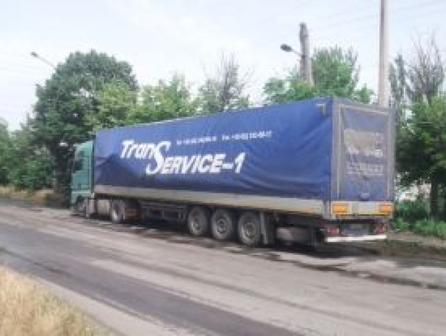 В Мелитополе грузовик попал колесом в люк и разлил 800 л солярки 