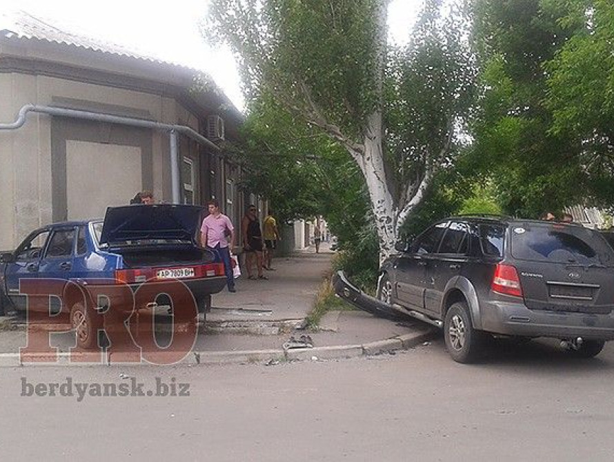 В Бердянске столкнулись две легковушки. Есть пострадавшие 