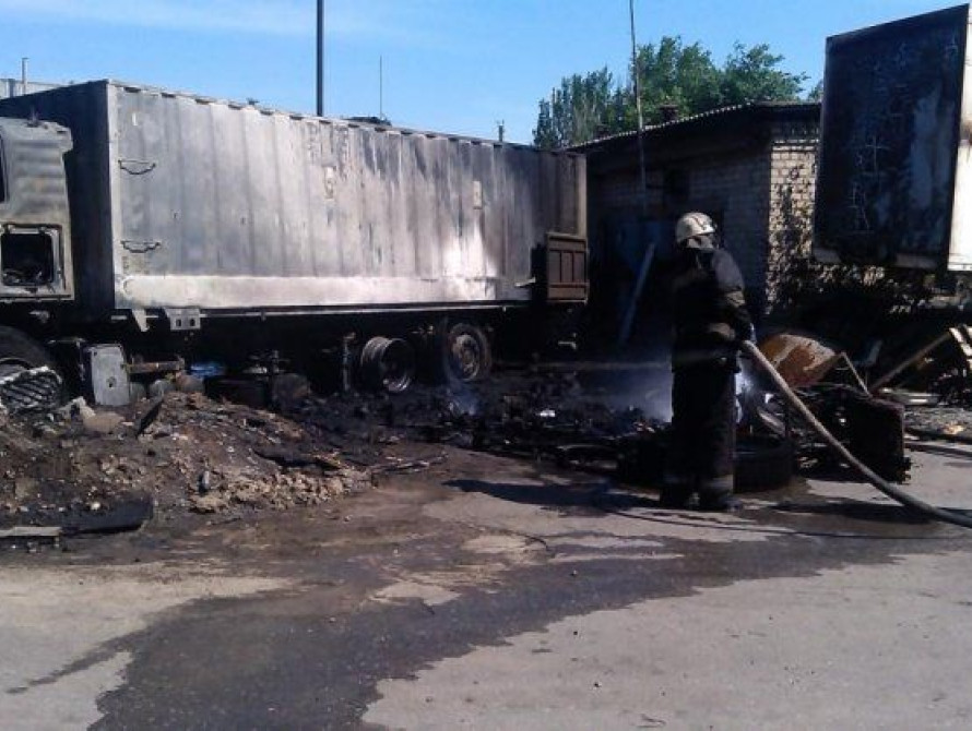 В Запорожье сгорели два грузовика: мужчина в больнице