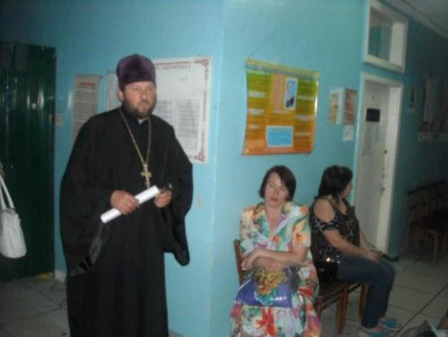 В запорожских больницах медиков от абортов отговаривает священник