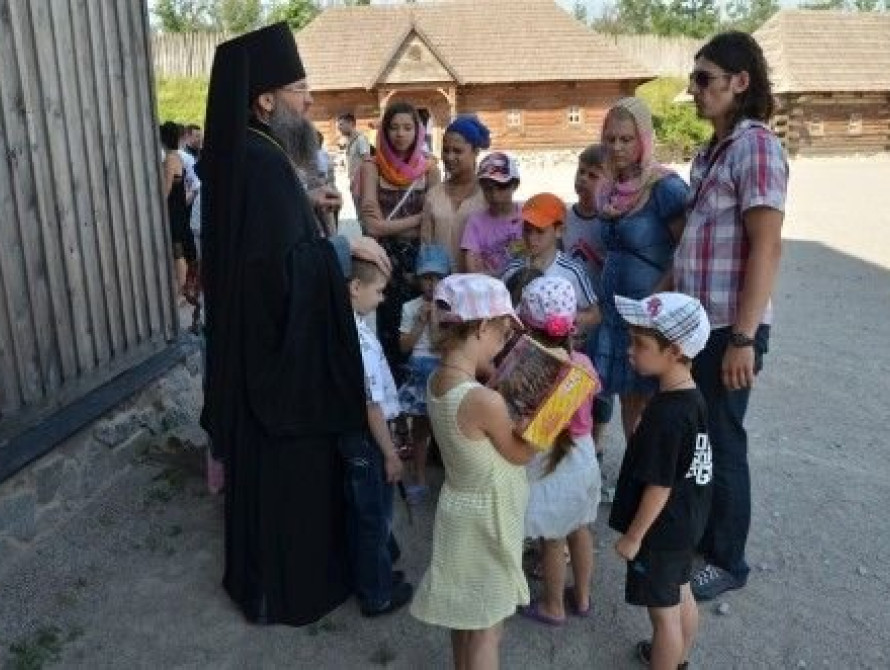 В Запорожье Владыка Лука передал гуманитарную помощь беженцам из Донбасса