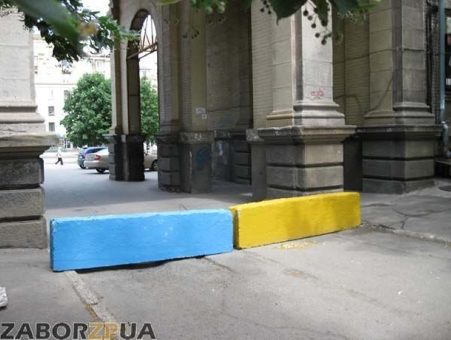 В одном из дворов Запорожья появился патриотический блокпост