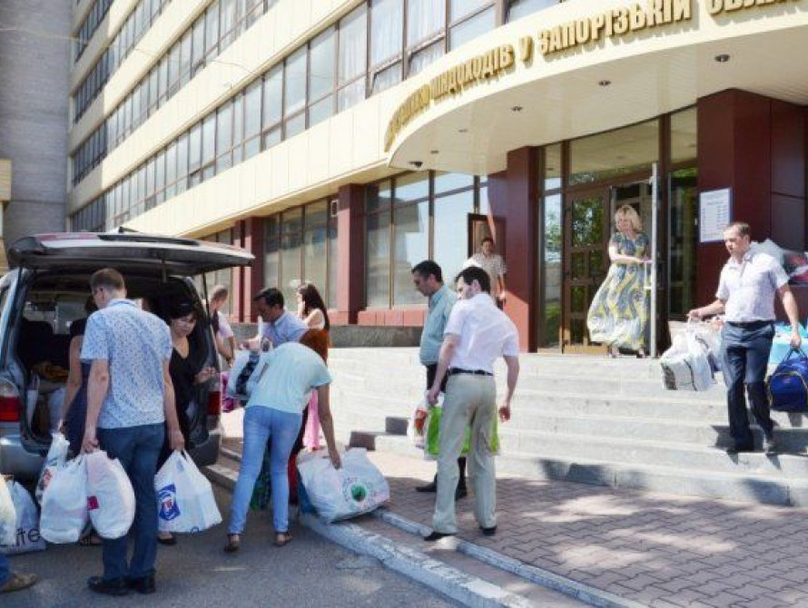 В Запорожье налоговики передали необходимые вещи для детей-беженцев