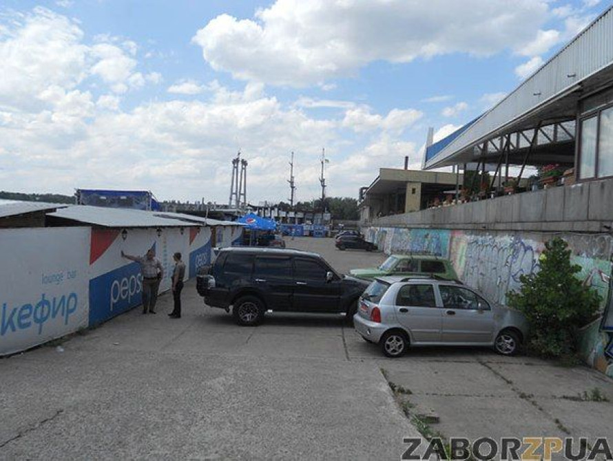 В Запорожье УБЭП и "Пора" обыскивают кафе депутата на Набережной