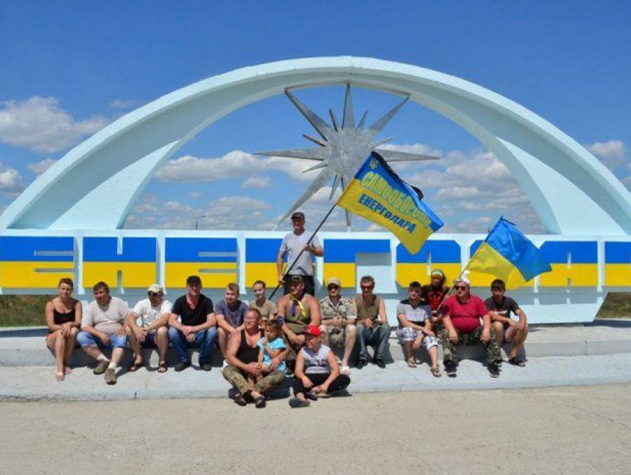 В Энергодаре въезд в город разрисовали в патриотическое цвета 