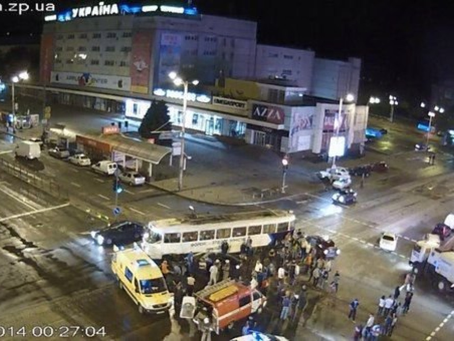 В Запорожье иномарка влетела в трамвай 
