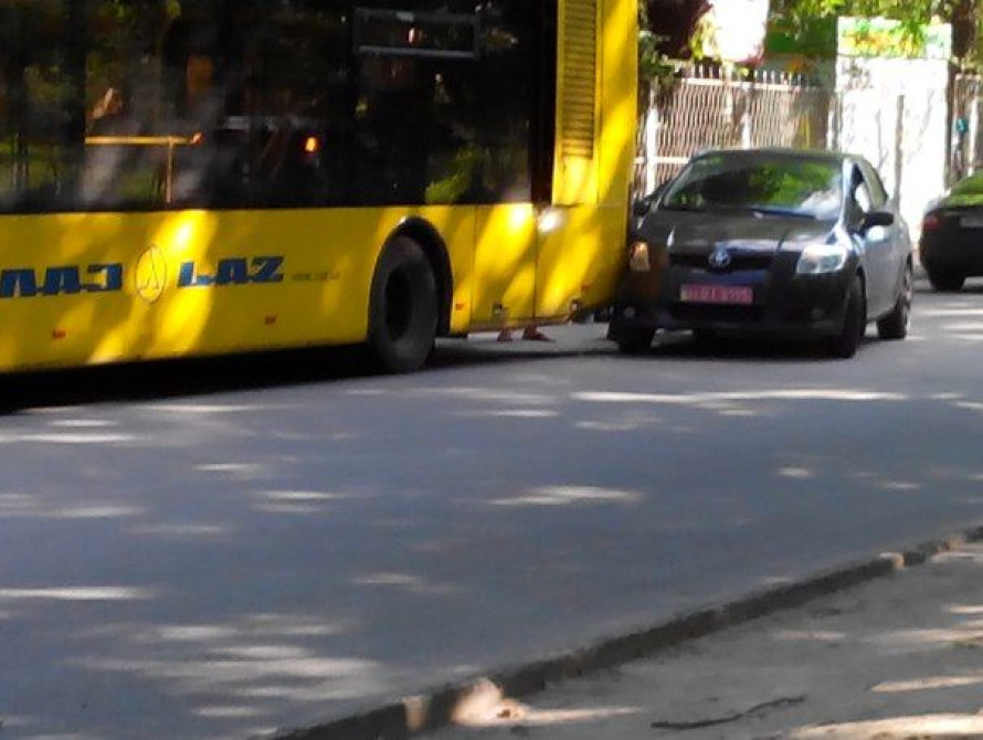 В Запорожье иномарка врезалась в троллейбус