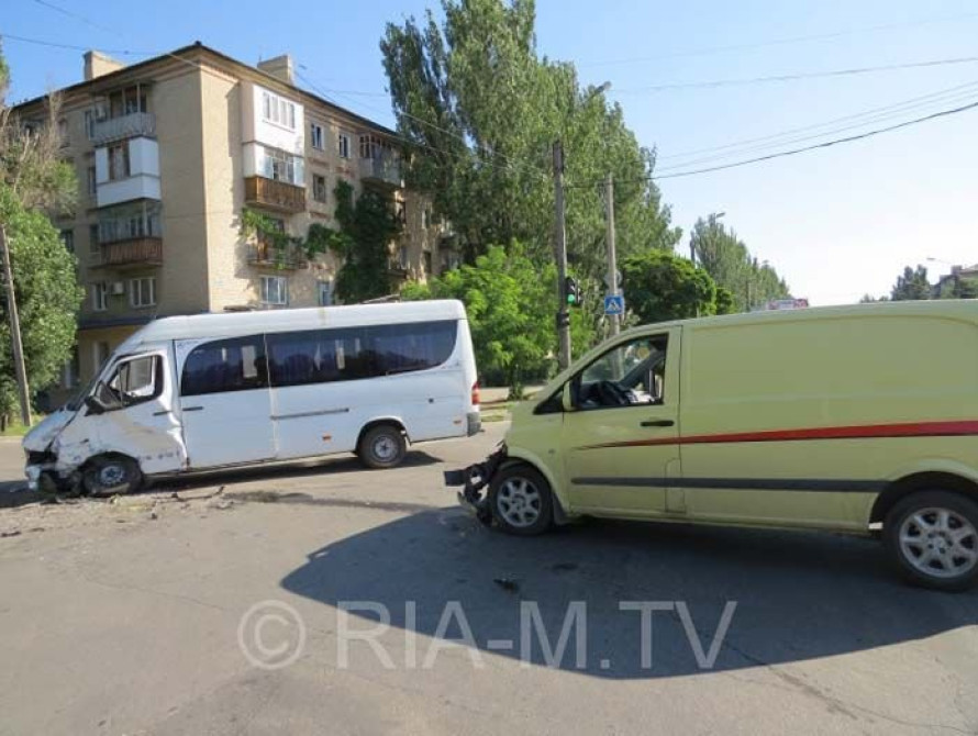 В Мелитополе в ДТП с маршруткой пострадали 2 человека