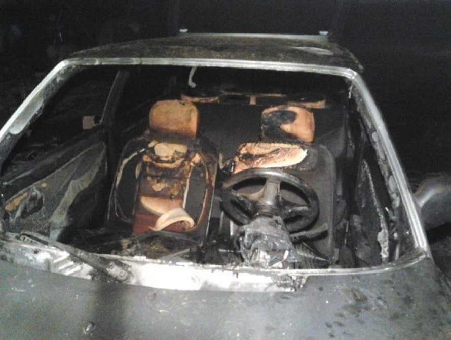 В Запорожье во дворе дома подожгли еще один автомобиль 