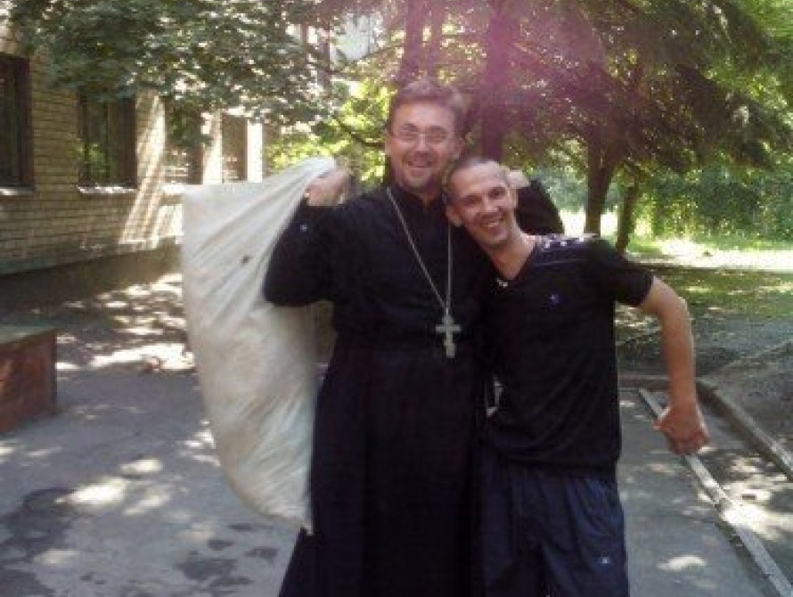 В Запорожье священник передал беженцам тонну продуктов