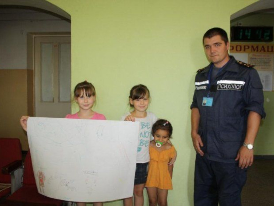 В Запорожье спасатели провели для детей-беженцев арт-терапию