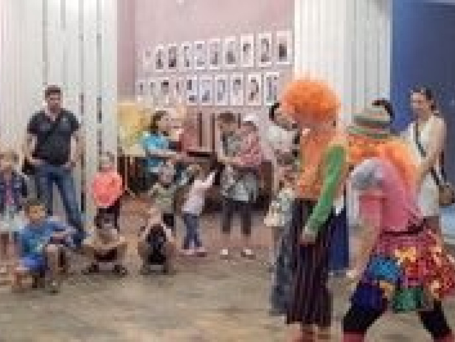 В Запорожье детям из Донбасса показали благотворительный спектакль