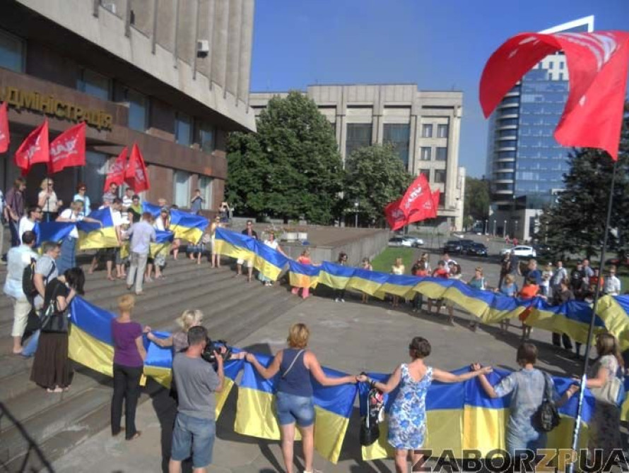 В Запорожье УДАР провели флешмоб и приняли петицию против ВРУ