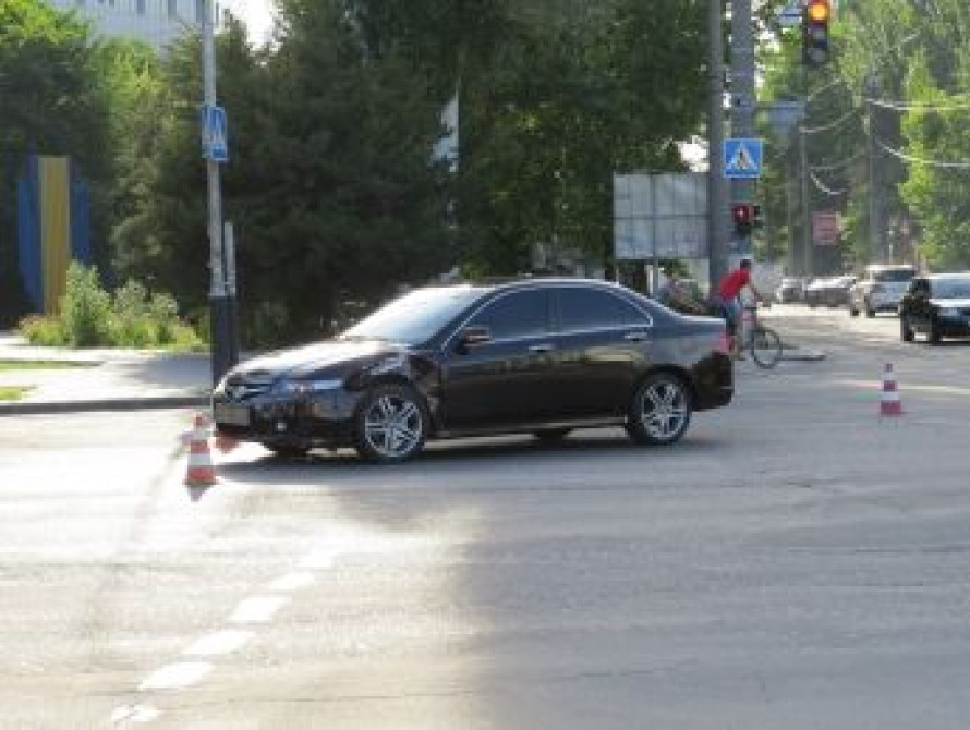 В Мелитополе в центре города столкнулись две легковушки 