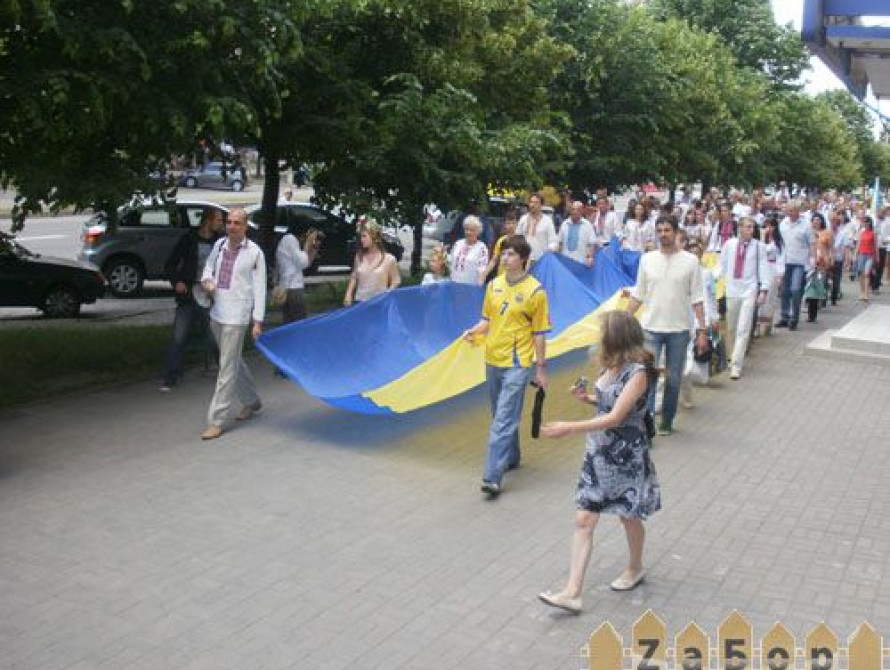 В Запорожье на марше в поддержку армии продавали сгущенку и пели песни о Путине 
