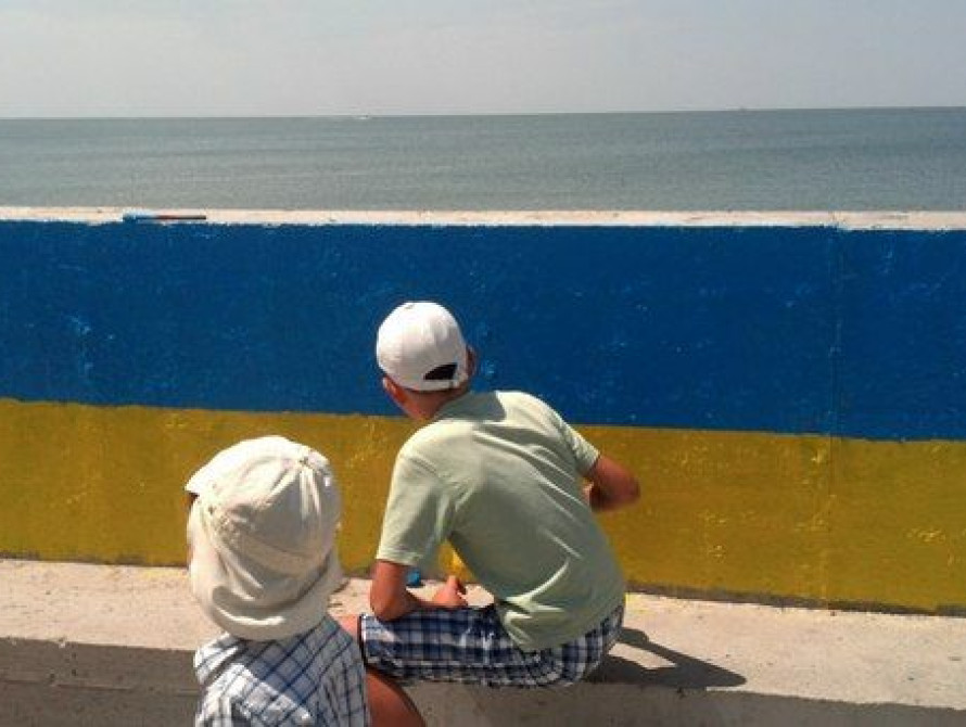 В Бердянске дамбу раскрасили в национальные цвета 