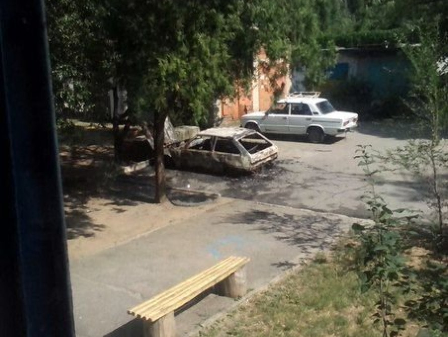 В Запорожье снова сгорела  легковушка 