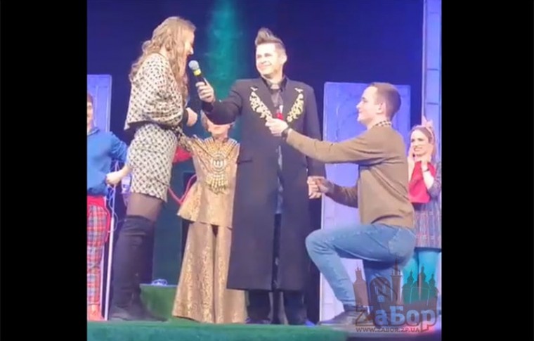 В Запорожье молодой человек сделал предложение девушке во время спектакля (видео)