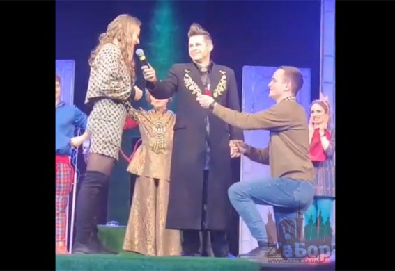 В Запорожье молодой человек сделал предложение девушке во время спектакля (видео)