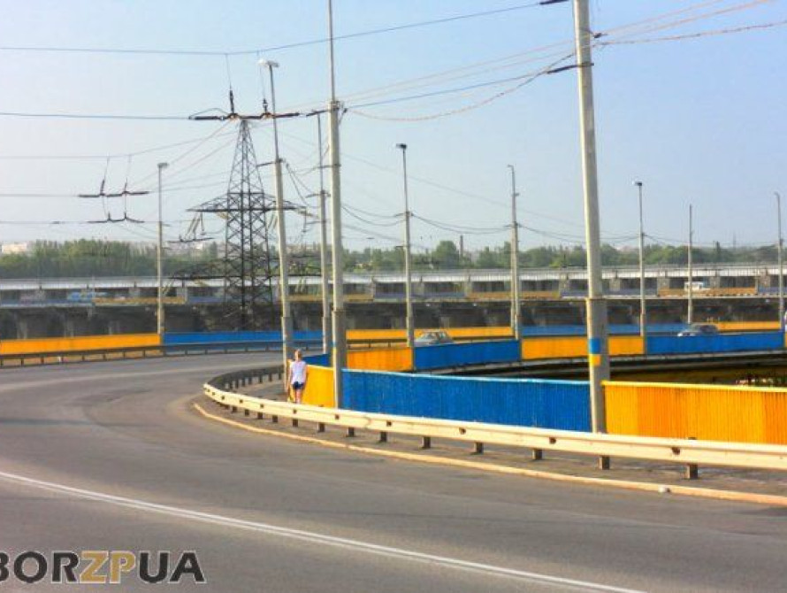 В Запорожье докрашивают Днепрогэс