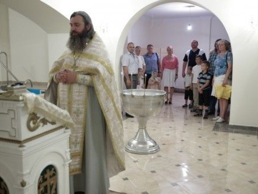 В Запорожье крестили детей из Донбасса