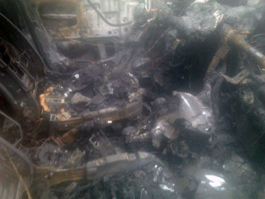 В Запорожье во дворе дома сожгли еще одну легковушку 