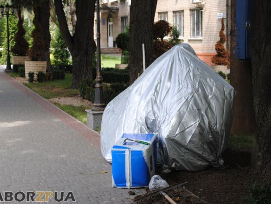 Памятник Студенту в Запорожье не успели открыть, как уже закрыли