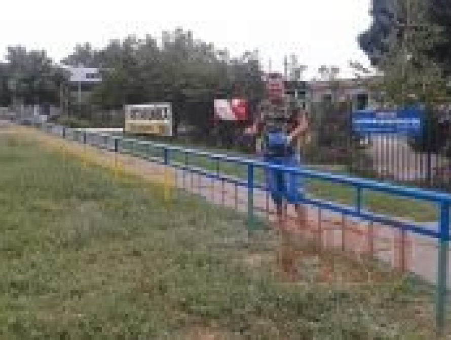 В Бердянске активисты раскрасили  забор в сине-желтый цвет