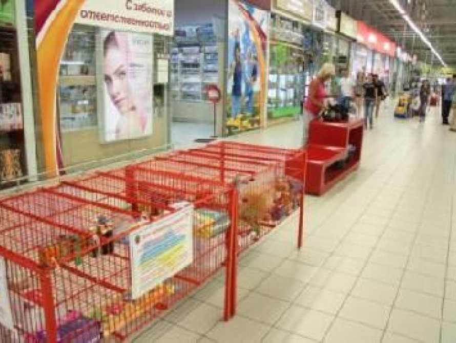 В запорожских супермаркетах собрали помощь беженцам