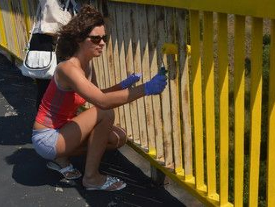 В Запорожье в национальные цвета раскрасили Арочный мост