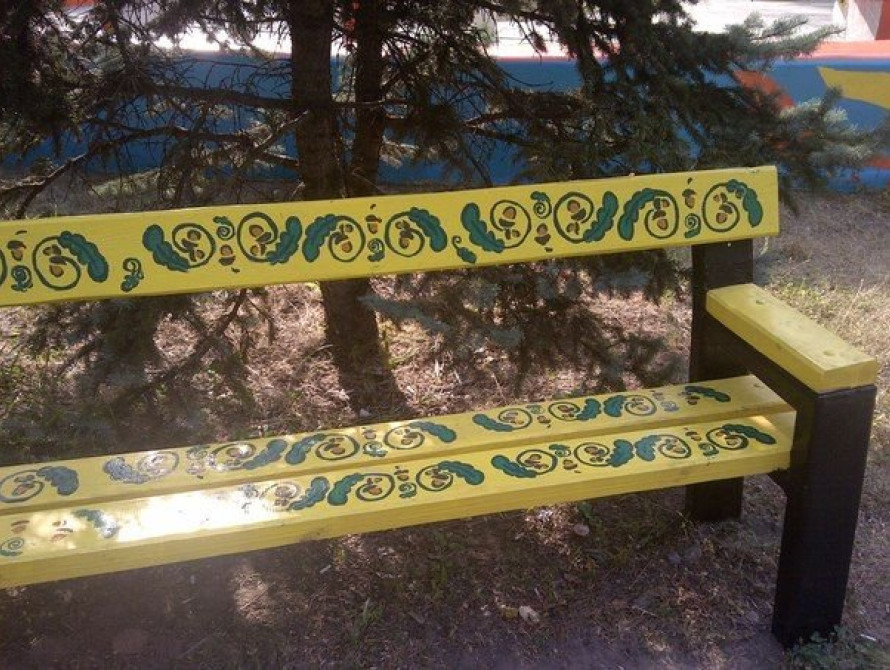 В Запорожье в "Дубовой роще" лавочки расписали орнаментом 