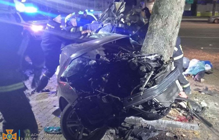 В Запорожской области жуткое ДТП в центре города: машину разорвало, погибли два человека (видео 18+)
