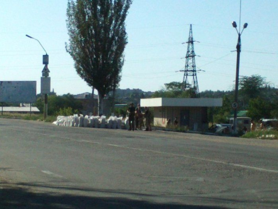 На въезде в Мелитополь строят еще один блокпост  