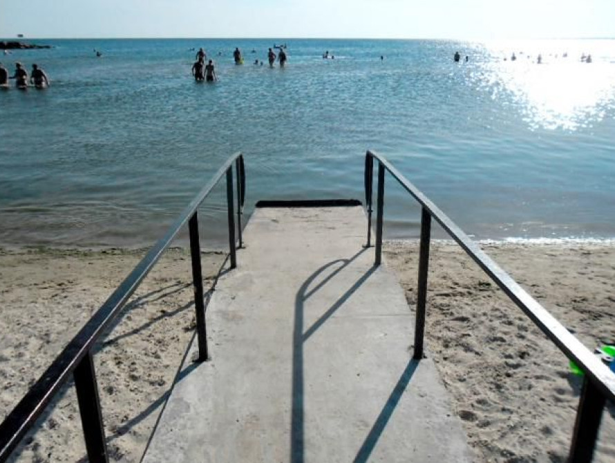 В Бердянске для инвалидов оборудовали специальное место для купания