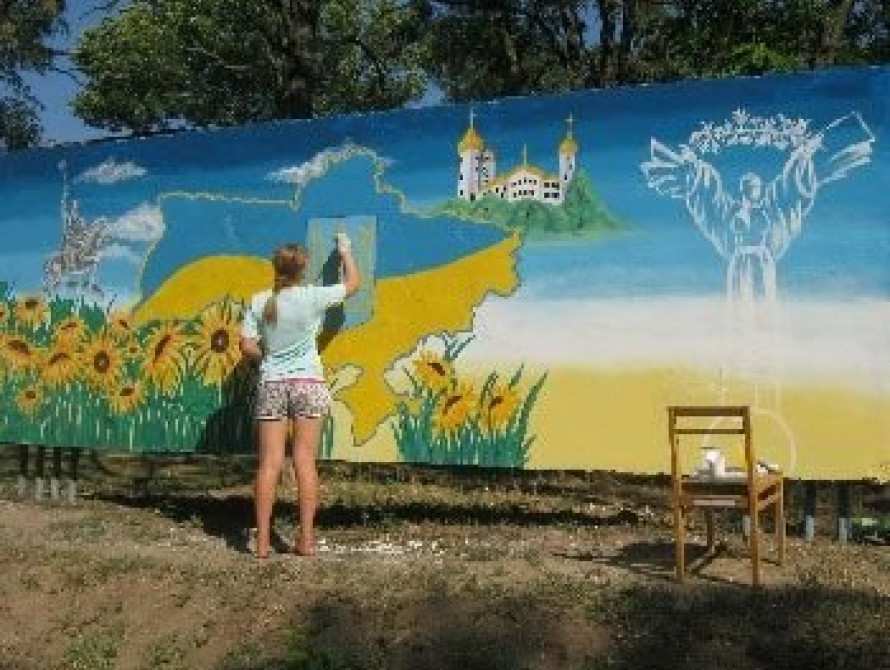 В Мелитополе разрисовали авиачасть патриотической символикой